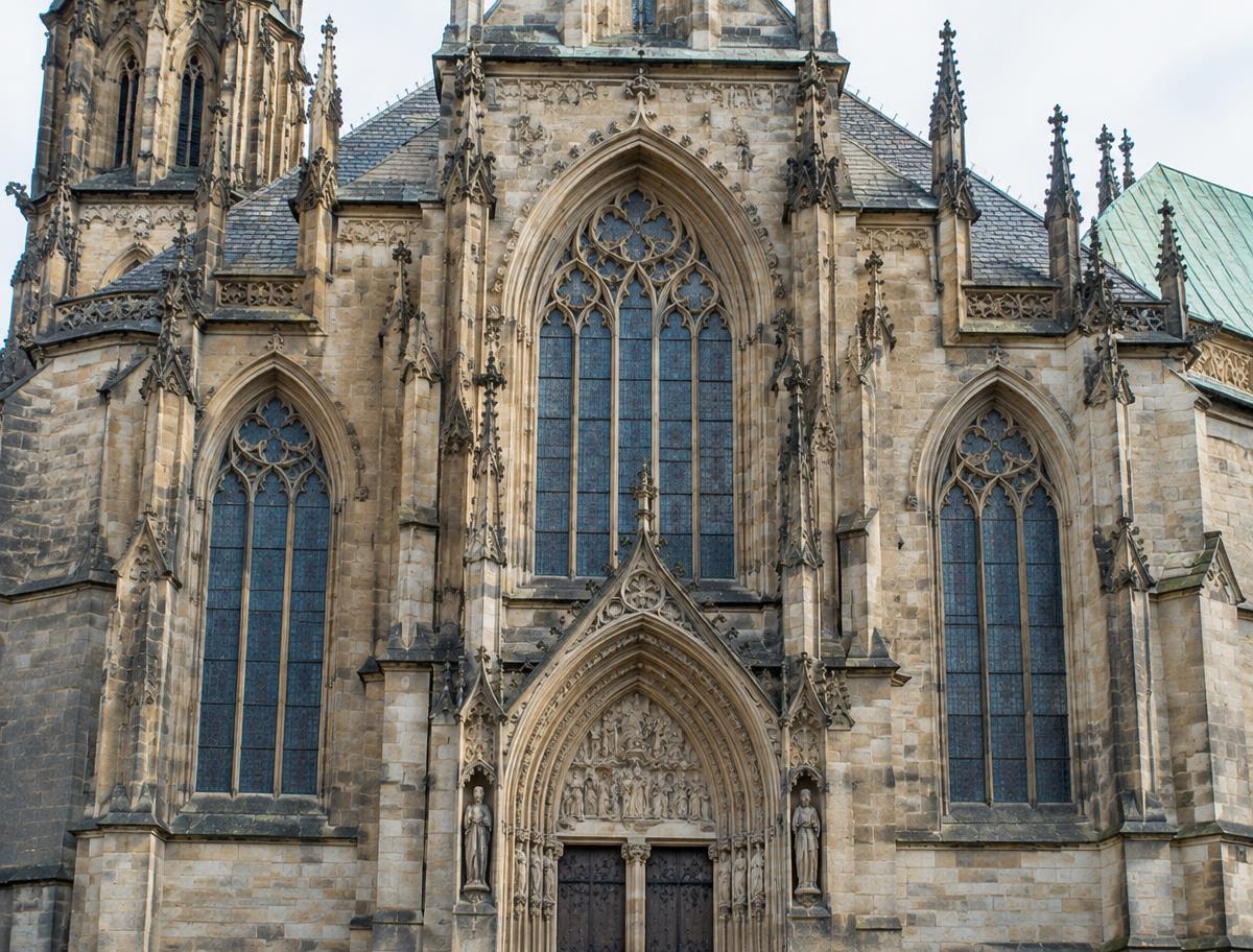 Historische Sandsteinfassade einer Kirche